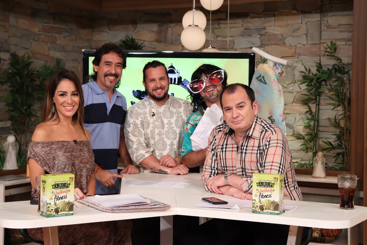 CadaDiaSNT's tweet photo. Estamos #EnVivo por el Sistema Nacional de Televisión haciendo La Mañana de Cada Día junto a @claumaelsa @MichelinOrtiz @Freddyalmiron1 y @TrocheCarlos🔝📺❤
#OnLine💻📲
https://t.co/ErVMXZiUXG
¡Te esperamos para la presentación de nuestra receta del día!
#LMCD28 #LmcdSNT https://t.co/iKxRwxQ8o8