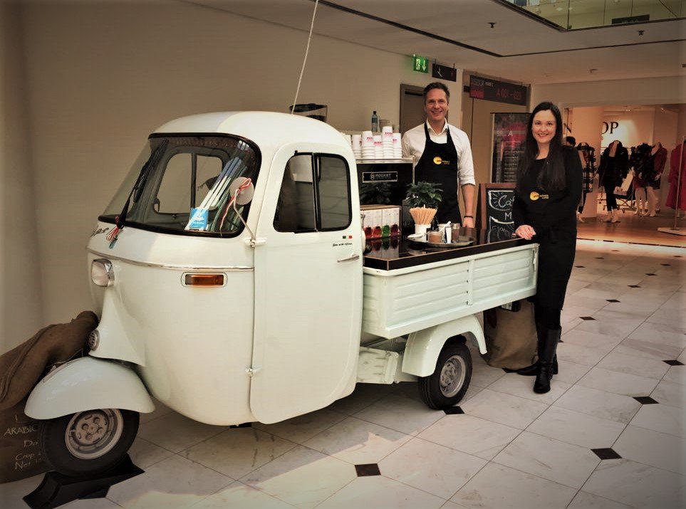 GoldschatzKaffe's tweet photo. Susi - das Kaffeemobil Baujahr 1966.
Endlich ist es soweit: Gerade fertig restauriert hatte unser neues Kaffeemobil "Susi" aktuell seinen ersten Einsatz. 
Ab sofort können auch Sie Susi für Messen, Kongresse und Hochzeiten buchen. #Kaffeemobil #KaffeeApe #Kaffeecatering https://t.co/tsBj1Evh2D