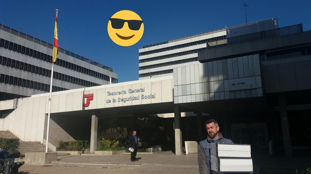 AnaBelenGLS's tweet photo. Tiempo perfecto en la capital, para seguir repartiendo!!!!!!! Gonzalito, un crack!!! 👌 seguimos sin incidencias!! #Madrid #diadelmensajero @ASM_oficial https://t.co/czl8H1zB9C
