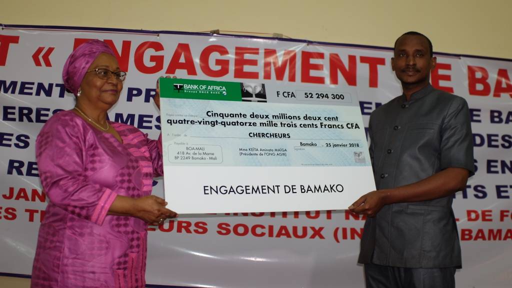 Mapote_Sn's tweet photo. La première dame du Mali a investit 52 millions de FCFA dans une campagne sur la santé de la reproduction des jeunes en Afrique, via son son ONG AGIR. 
#Mapote #MaCapoteMaMeilleurePote #Mali #Afrique #AminataMKeita https://t.co/5SVlxMMLkU