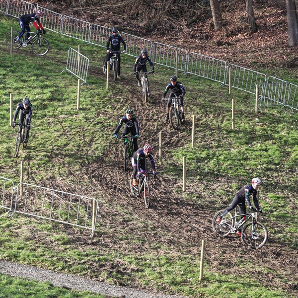 LimburgCycling's tweet photo. De WK CX @limburg2018 Experience 🌈 bleek een groot succes!
40 deelnemers werden door @sven_nys en @RGroenendaalTC de fijne kneepjes van het veldrijden bijgebracht. 
Alle 📷📷 staan op https://t.co/yybmx7F6fL https://t.co/jwIS8RXnBa