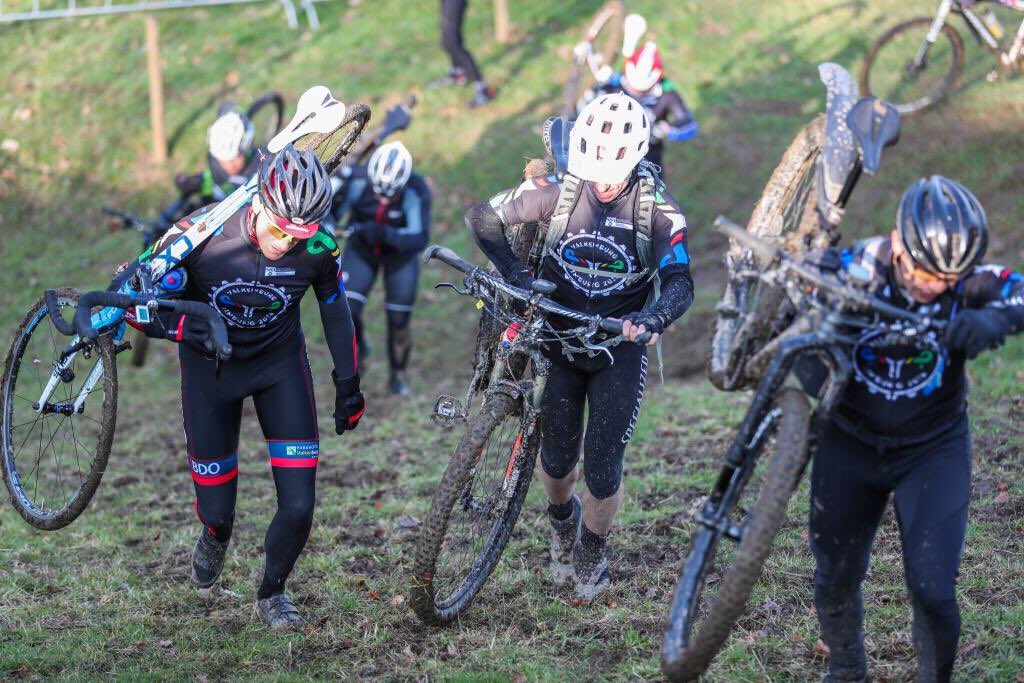 LimburgCycling's tweet photo. De WK CX @limburg2018 Experience 🌈 bleek een groot succes!
40 deelnemers werden door @sven_nys en @RGroenendaalTC de fijne kneepjes van het veldrijden bijgebracht. 
Alle 📷📷 staan op https://t.co/yybmx7F6fL https://t.co/jwIS8RXnBa