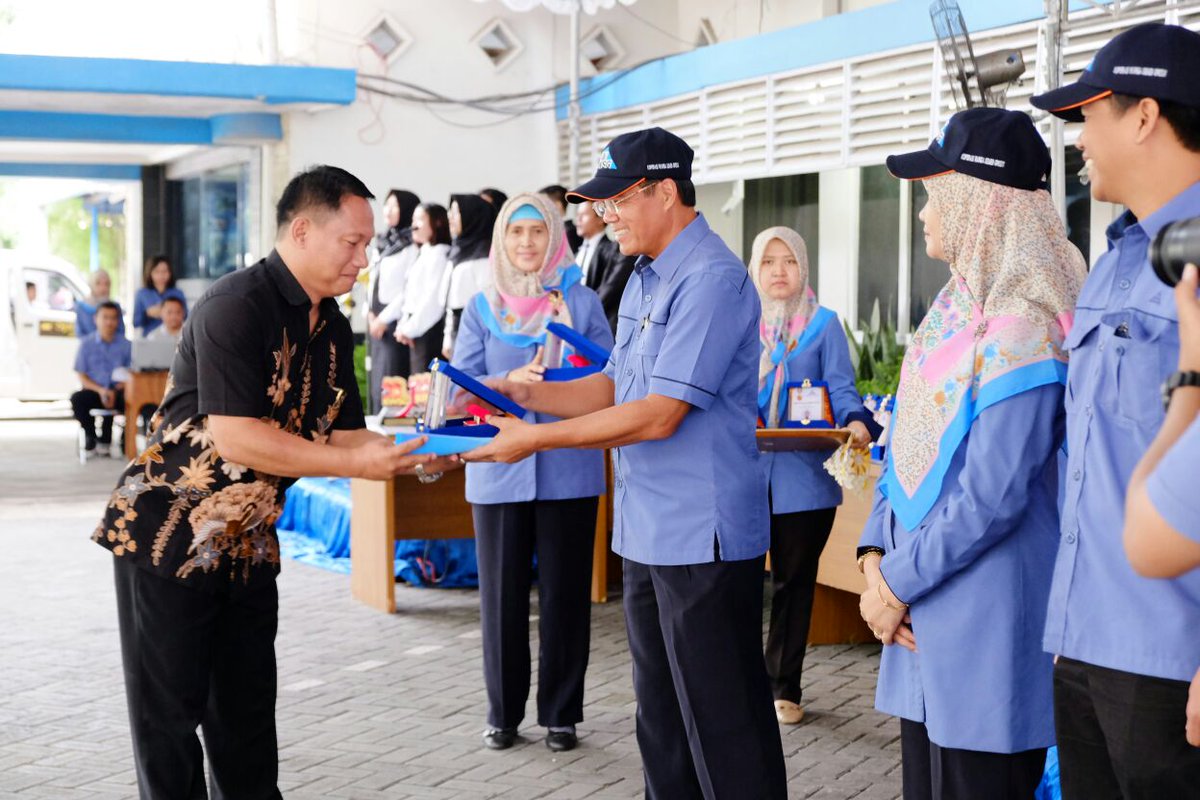 KWSGOfficial's tweet photo. Dalam rangka memperingati HUT Ke-55 Tahun Koperasi Warga Semen Gresik  menyelenggarakan  upacara halaman Kantor Pusat KWSG. Dalam agenda tsb jg dilangsungkan pemberian Tanda Ikatan Batin  &amp; berbagai penghargaan  (29/1)  
#kerjanyata #koperasi https://t.co/ow2r84DjQM