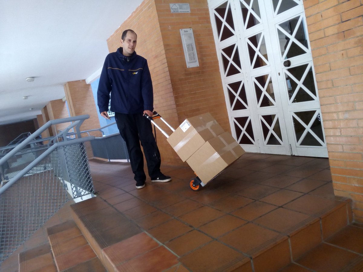 Enrique_Najas's tweet photo. #diadelmensajero  Todo un profesional con una larga trayectoria como mensajero. Cuando hay más de un bulto... carretilla plegable para que lleguen en perfecto estado. https://t.co/S8l9ttSNpE