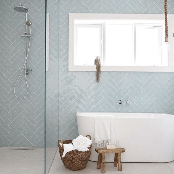 decocrush's tweet photo. Ajouter une touche de bois dans la salle de bain...c’est aussi une des 10 tendances déco 2018 que je vous présente en détail sur https://t.co/sYVXXyxlNd ✔️
#decocrush #todolistdeco #wood #blue #tiles #bathroomgoals https://t.co/1WTW9F7nYV https://t.co/BCC3XPGfT0