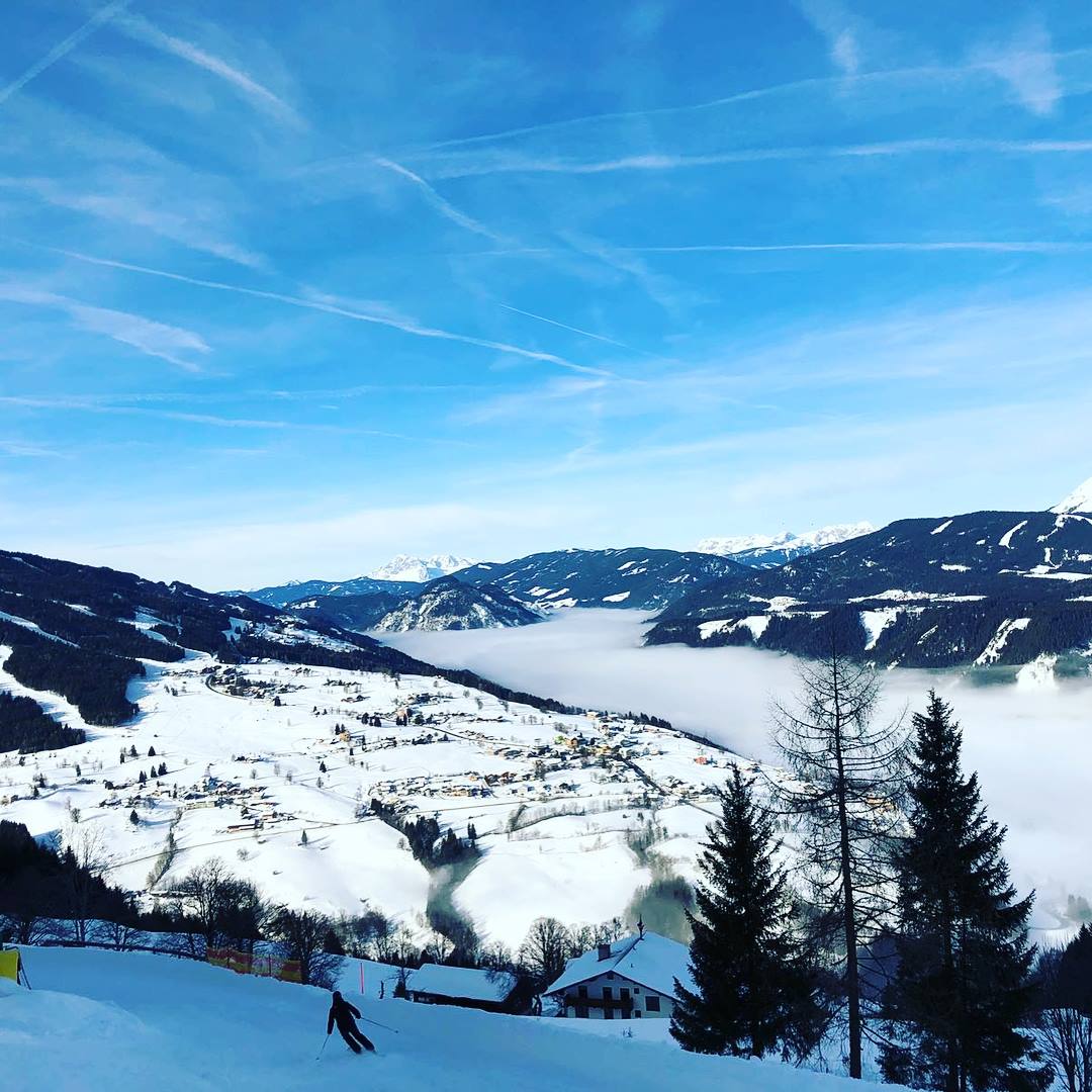 digitalRMDY's tweet photo. Throwback naar een TOPWEEKEND met een TOPTEAM 🙌🏻
.
.
.
.
#throwback #tb #shortski #colleagues #schladming #oostenrijk #topteam #funafterwork #afterwork #cheers #seeyounextyear #WeAreRMDY https://t.co/uw3kwGwiFv