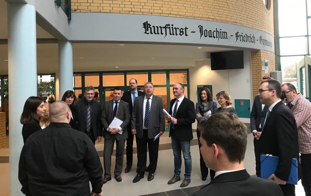 ib_lsa's tweet photo. #STARKIII Übergabe in #Wolmirstedt: Finanzminister @CDU_Schroeder übergibt zusammen mit IB Chef Manfred Maas einen Förderbescheid an das Kurfürst-Joachim-Friedrich-Gymnasium. Die Mittel sind für die energetische Sanierung des Gymnasiums gedacht. https://t.co/PVdVl1m7w1