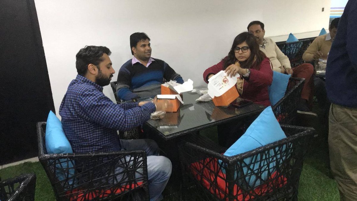 GoWorkIndia's tweet photo. Chow Down Challenge by @FreshMenuIndia at @GoWorkIndia 
It's the most challenging eating contest ever. Had so much fun hogging on the burgers, desserts and wedges by #FreshMenu @ #GoWork. https://t.co/HceBsIB9W2