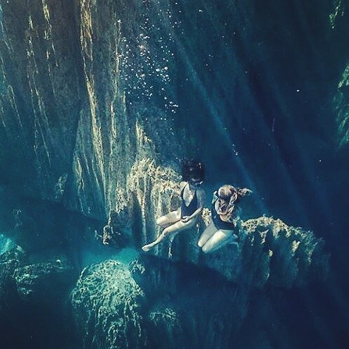 apneista's tweet photo. Hanging out in the lake... photo credit @richmaskey With @lifeaquaticmarikagaya #freedivecoron #apneistafreedivingbali #underwaterphotography #mermaids #girlsthatfreedive #apneatraining #apneista #freedivingcourses https://t.co/aIHb0ad3kv https://t.co/l3DkNfpiiw