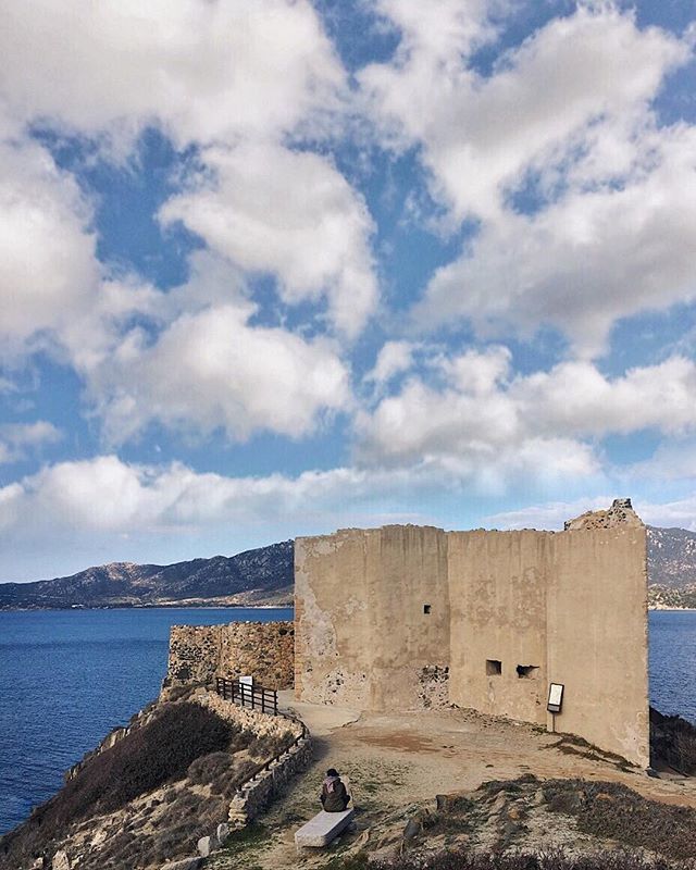 igers_cagliari's tweet photo. Originariamente eretta a difesa dell’area di una tonnara, la Fortezza Vecchia di #Villasimius osserva il mare dall’ultimo decennio del ‘500, ed è stata impiegata operativamente fino al 1847. 📷 @tacchinobicilindrico https://t.co/3kFcp91CC1 https://t.co/17IakZdQp9