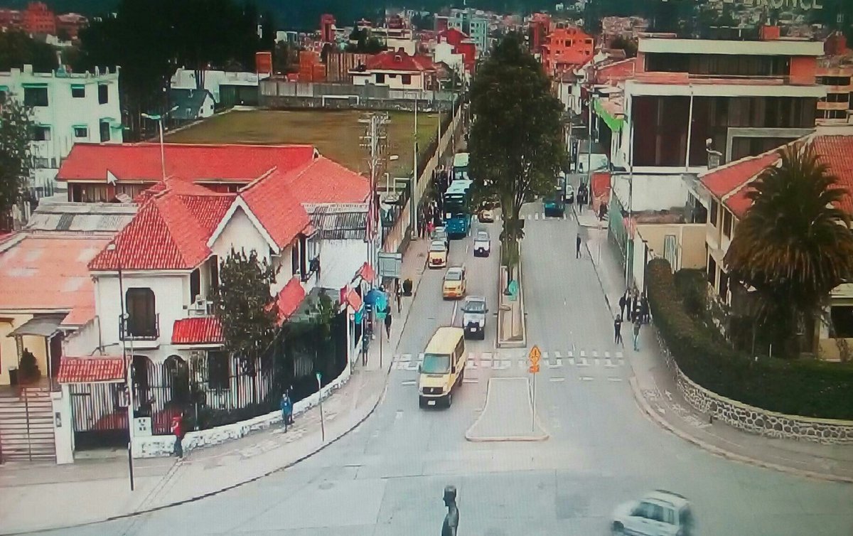 TránsitoECU911 Av.10 de Agosto y Av.Solano se visualiza circulación  vehicular baja #Cuenca