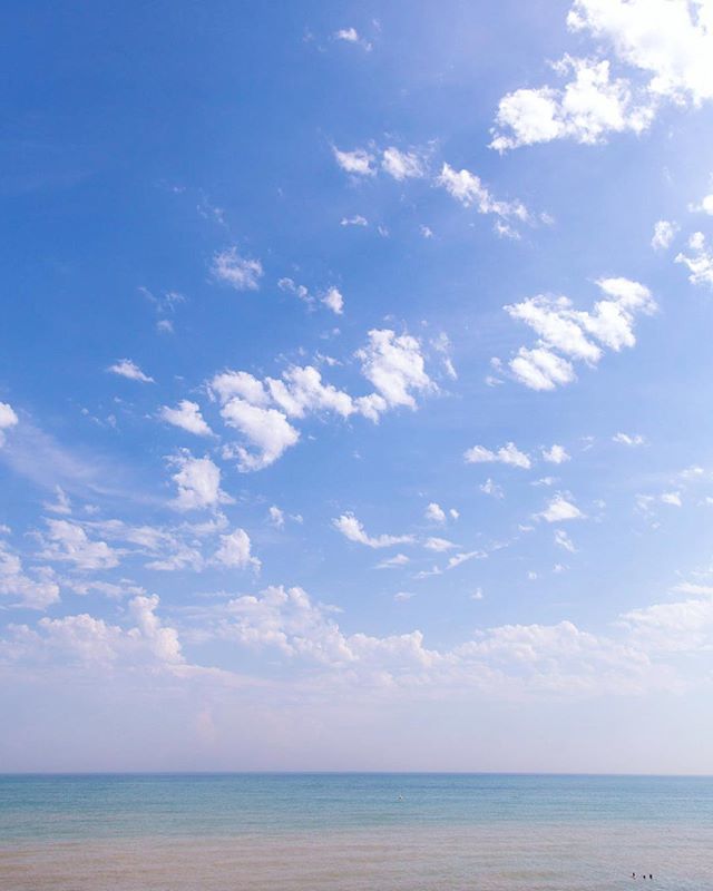 Happy new week lovely people! Some seaside blues and breathing space for you today ♡ .
.
.
#mybeautifulsimplicity #ofsimplethings #simplebeautyseeker #seekthesimplicity #thisisminimalism #mydarlingminimal #smallmomentsofcalm 
#lovelyairylove  #the_ge… ift.tt/2rLy1eF