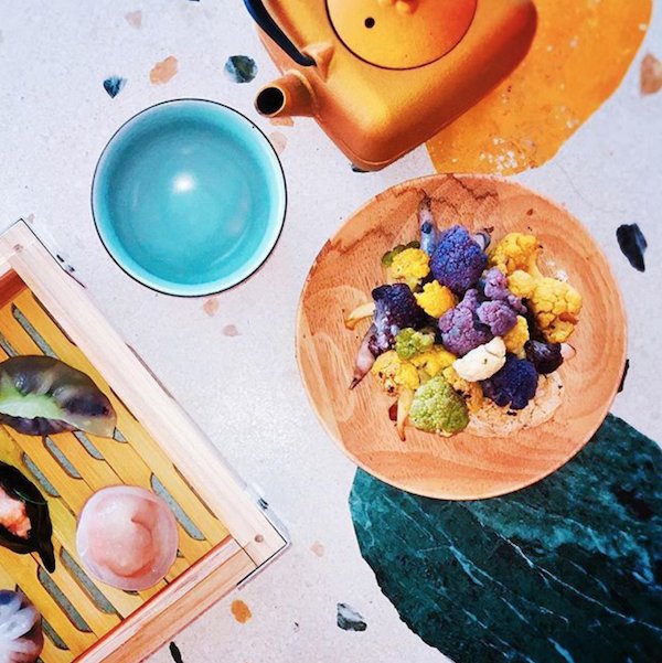 HIEParisCanal's tweet photo. #bonneadresse #découverte #Paris #CanaldelaVillette Yikou : chinois  funky  ! Avec une déco vertigineuse, cette cantine franco-chinoise nous régale de Dim-sum, de bao-burgers et de bière au litchi. @YikouRestaurant https://t.co/b1MoTSqpyi https://t.co/E5CF1ThIh0