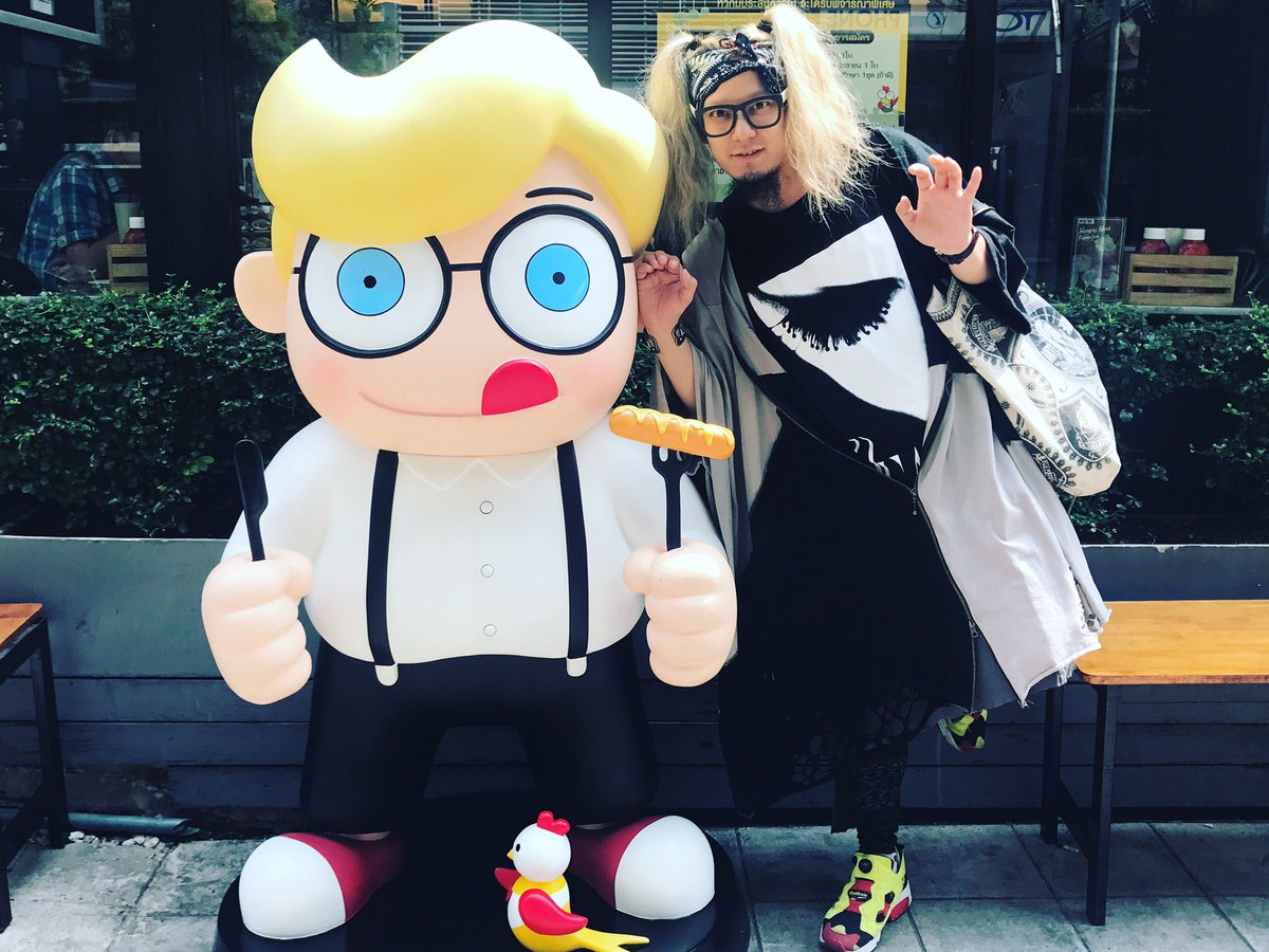 RYU59's tweet photo. タイのステーキハウス：ハングリー・ナードの店頭に居るキャラクターが、どことなく香取さんとこの慎吾ちゃんさんに似てる気がしてパシャリ(*^ω^*)
#thailand 
#bangkok 
#hungrynerd 
#香取慎吾 https://t.co/wffoJ2cF3m