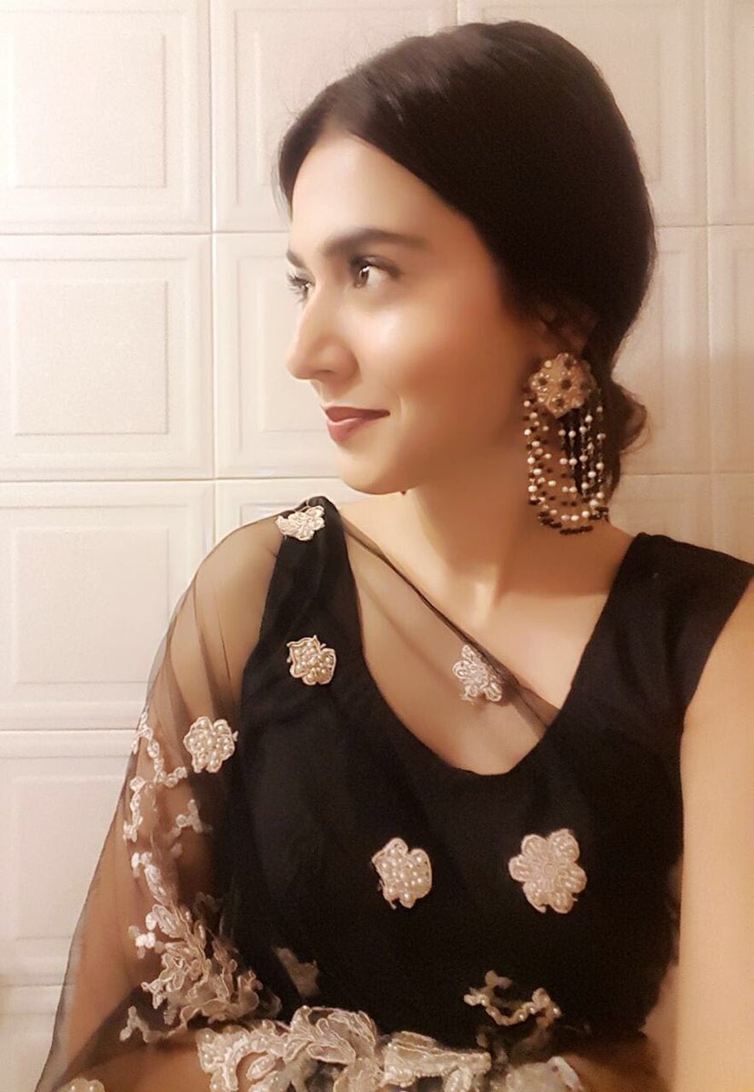 afifajmaniar's tweet photo. #ManshaPasha stunned at Ayaan and Nimra’s valima #AyaNimra wearing a black and gold sari, earrings by #samreenvance #stylesquad #stylestatement #THORpr @manshapasha @samreenvance #TheDragon360 #Revolution #Blogazine #PakistansFirstBlogazine https://t.co/GyppJ5YiXB