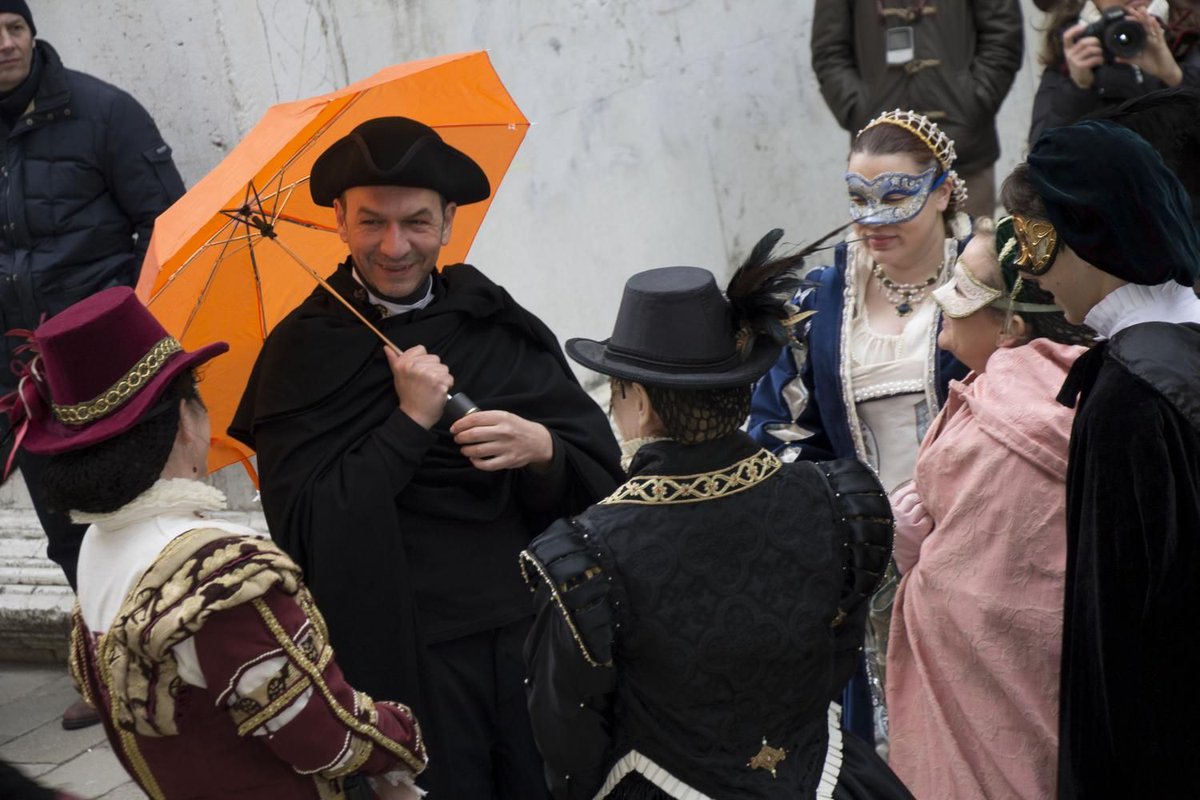 venicetours's tweet photo. Dressed in traditional Carnival costume and #Venetianmasks, follow in the footsteps of #Casanova and discover the fascinating secrets, tales and traditions of the #VeniceCarnival on our popular and wildly entertaining #guidedtour! https://t.co/LcZVMSp8zo https://t.co/n6OvYLKbWW