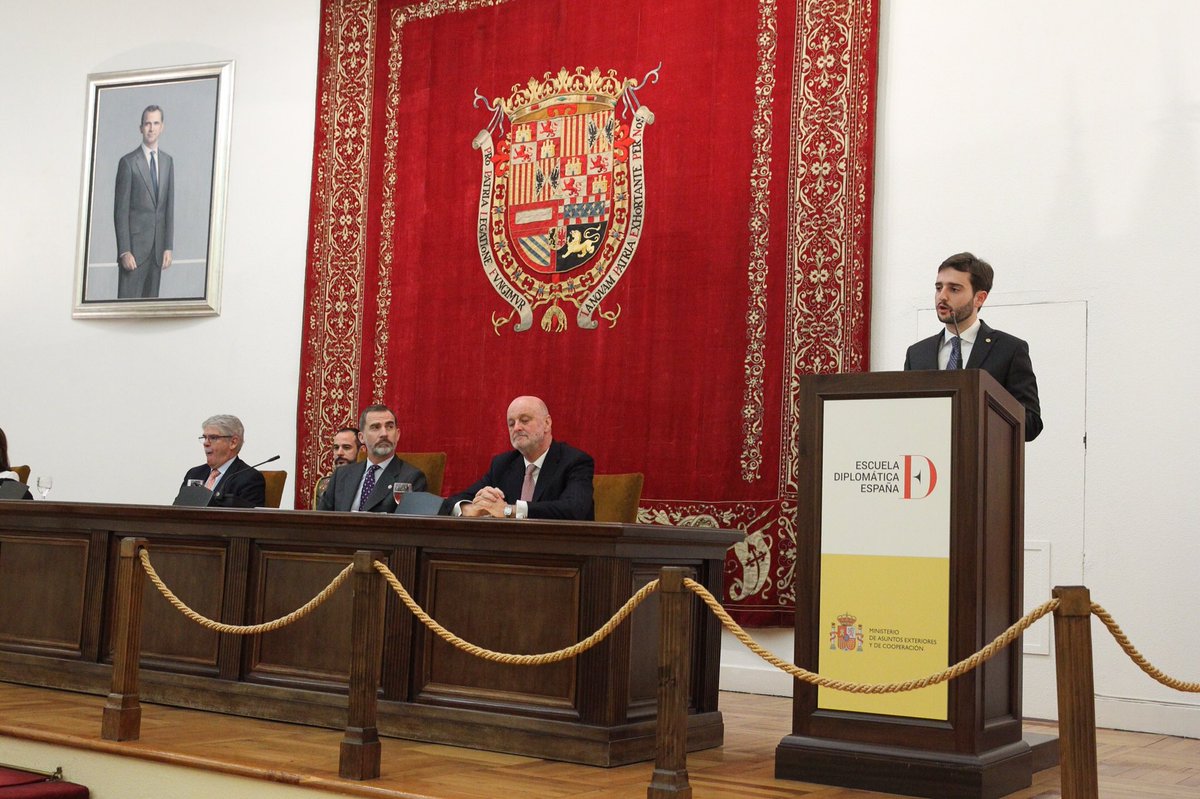 CasaReal's tweet photo. El Rey entrega los Despachos de Secretario de Embajada a la LXIX promoción de la Carrera Diplomática @esc_espana @MAECgob https://t.co/lcIyeAlw9u https://t.co/CbgSMHm3nL
