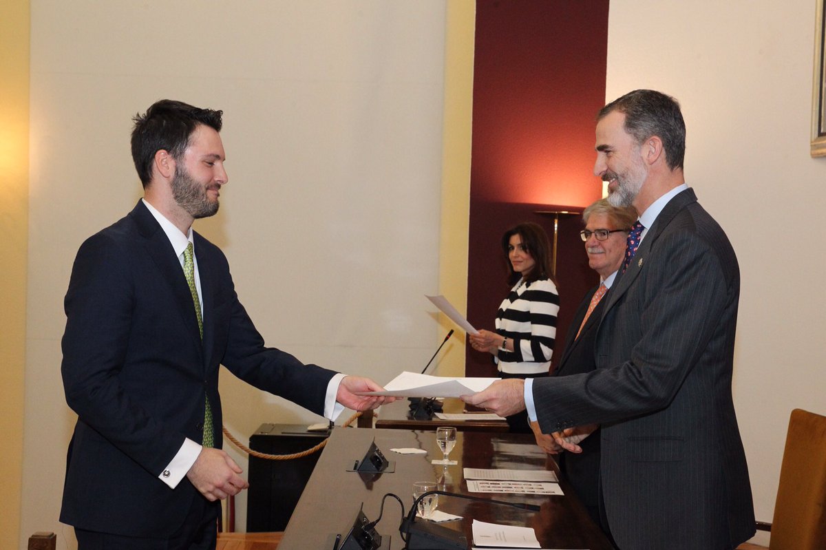 CasaReal's tweet photo. El Rey entrega los Despachos de Secretario de Embajada a la LXIX promoción de la Carrera Diplomática @esc_espana @MAECgob https://t.co/lcIyeAlw9u https://t.co/CbgSMHm3nL