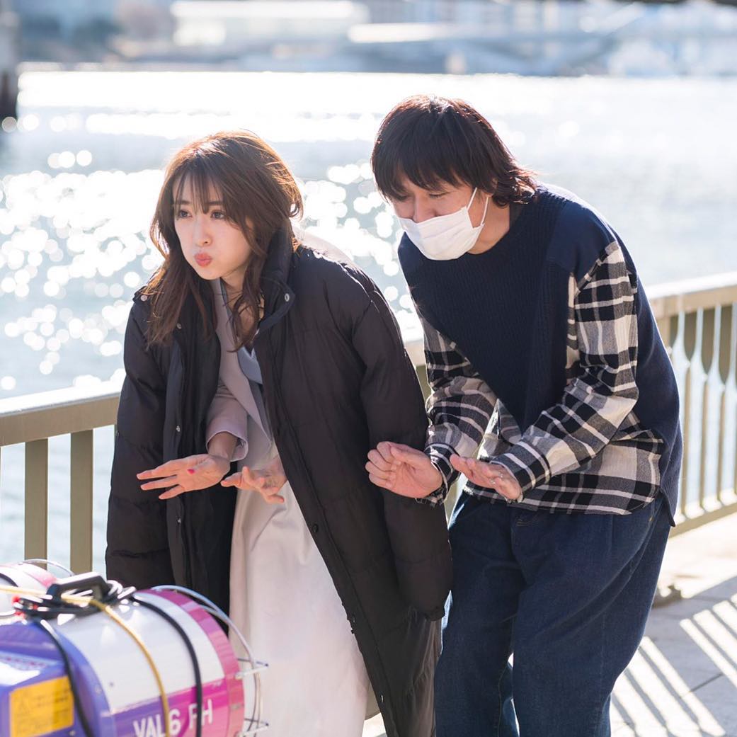 泉里香 情報 非公式 Lila ヘアメイク 相場清志 On Instagram 先日の撮影のオフショット 強風で極寒の撮影中ジェットヒーターの前で 極寒の中でも常に笑顔だった泉里香さん さすがです Mywork 美人百花 雑誌 撮影 泉里香 Lila ヘアメイク Hairmake