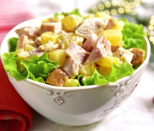 Ananassalat mit Huhn, Cashewnüssen und Koriander - abgemildert mit ein paar Tropfen Honig: rezept.sz-magazin.de/rezept/ananass…