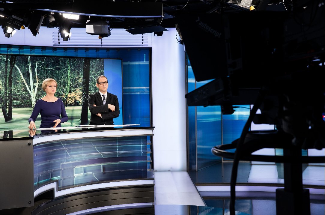 SignifyCompany's tweet photo. Slovenia’s leading commercial TV studios, POP TV, has chosen @PhilipsLight's #Strand200F #LED fresnels to provide improved broadcast-grade #light quality and reduced running costs. Find out more here https://t.co/LqFw8l21ak https://t.co/Qp5akeD5yQ