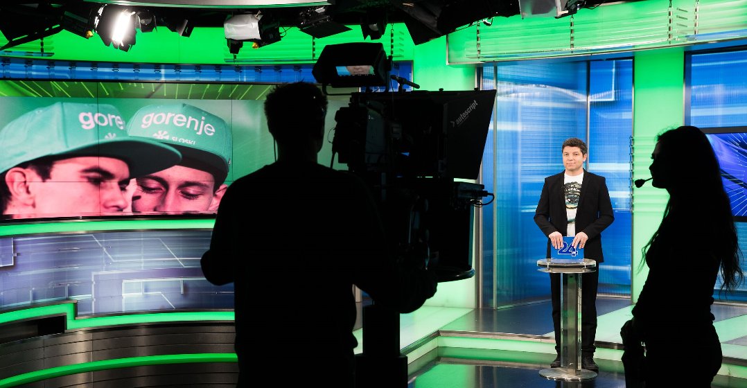 SignifyCompany's tweet photo. Slovenia’s leading commercial TV studios, POP TV, has chosen @PhilipsLight's #Strand200F #LED fresnels to provide improved broadcast-grade #light quality and reduced running costs. Find out more here https://t.co/LqFw8l21ak https://t.co/Qp5akeD5yQ
