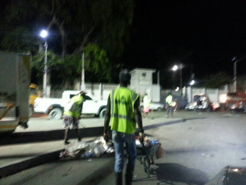 mairiepaup's tweet photo. Aprè aktivite pre kanaval yo Meri Pòtoprens asirel ke lari a pwòp.
Team aba fatra touswit apre kanaval fini netwaye Lalue, avenue de la république (zòn palè nasyonal), chansmas ak tout kote nan anviron an. #AbaFatra https://t.co/eIQU81xPFv