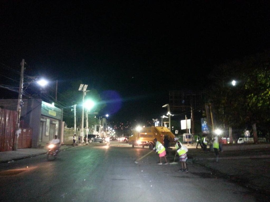 mairiepaup's tweet photo. Aprè aktivite pre kanaval yo Meri Pòtoprens asirel ke lari a pwòp.
Team aba fatra touswit apre kanaval fini netwaye Lalue, avenue de la république (zòn palè nasyonal), chansmas ak tout kote nan anviron an. #AbaFatra https://t.co/eIQU81xPFv