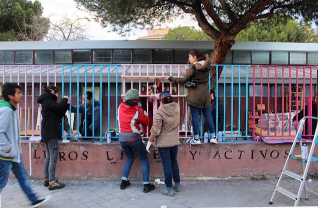 librosactivos's tweet photo. Grandes momentos en el taller de la #Biblioverja con @enormestudio @ExpDistrito y los vecinos y vecinas de #Fuencarral. ¡Gracias a esos libreros por estar allí! https://t.co/xSG5MRs0QI