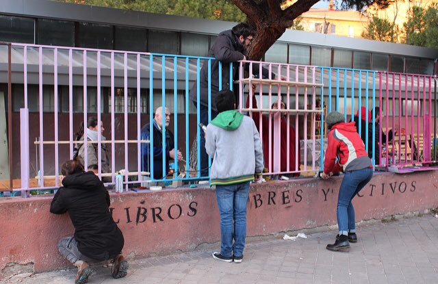 librosactivos's tweet photo. Grandes momentos en el taller de la #Biblioverja con @enormestudio @ExpDistrito y los vecinos y vecinas de #Fuencarral. ¡Gracias a esos libreros por estar allí! https://t.co/xSG5MRs0QI