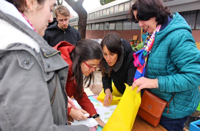 librosactivos's tweet photo. Grandes momentos en el taller de la #Biblioverja con @enormestudio @ExpDistrito y los vecinos y vecinas de #Fuencarral. ¡Gracias a esos libreros por estar allí! https://t.co/xSG5MRs0QI