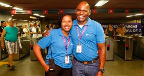 JornalOGlobo's tweet photo. Funcionários do metrô ganham presentes de clientes da estação Carioca. https://t.co/UHxBLe2abF #BlogGenteBoa https://t.co/8TtEJ40tLB
