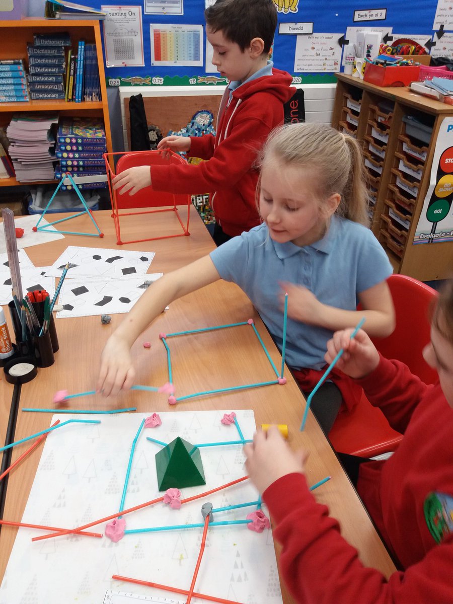 PentrerGraig's tweet photo. Making 3D shapes in Dosbarth Mercury maths today! #pgpmercury #pgpmaths https://t.co/dQChm2iRIE