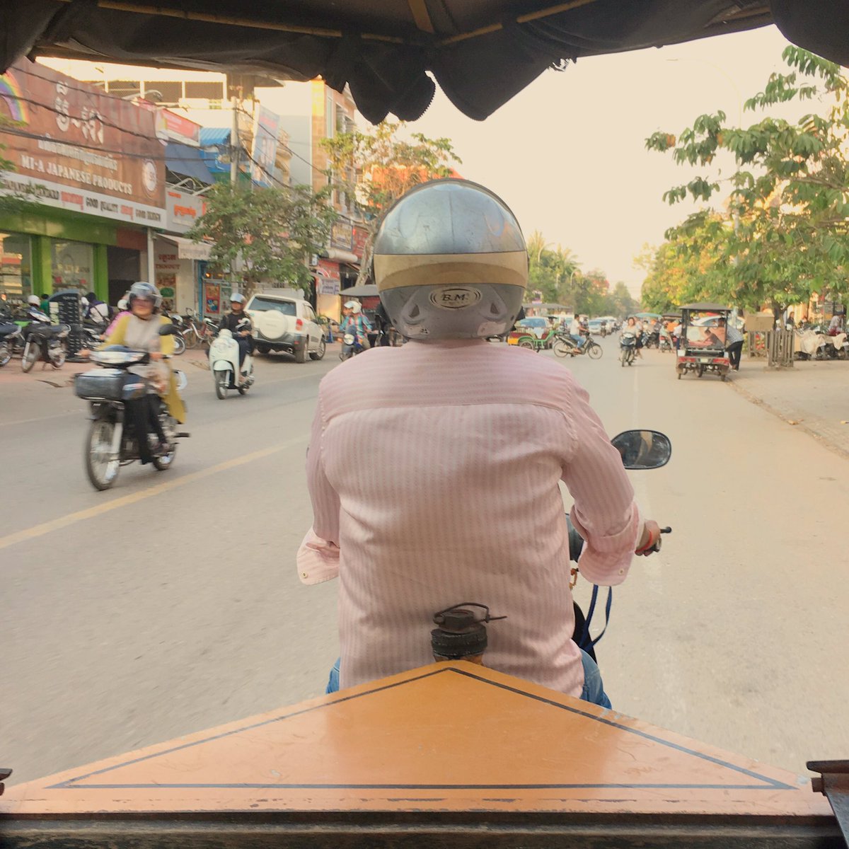 farawayjourney's tweet photo. Tuk Tuk anyone? Travelling to Angkor for sunset in true Khmer style! 🏍🌅 #tuktuk #moto #remork #siemreap #cambodia https://t.co/itLeGr9t2h