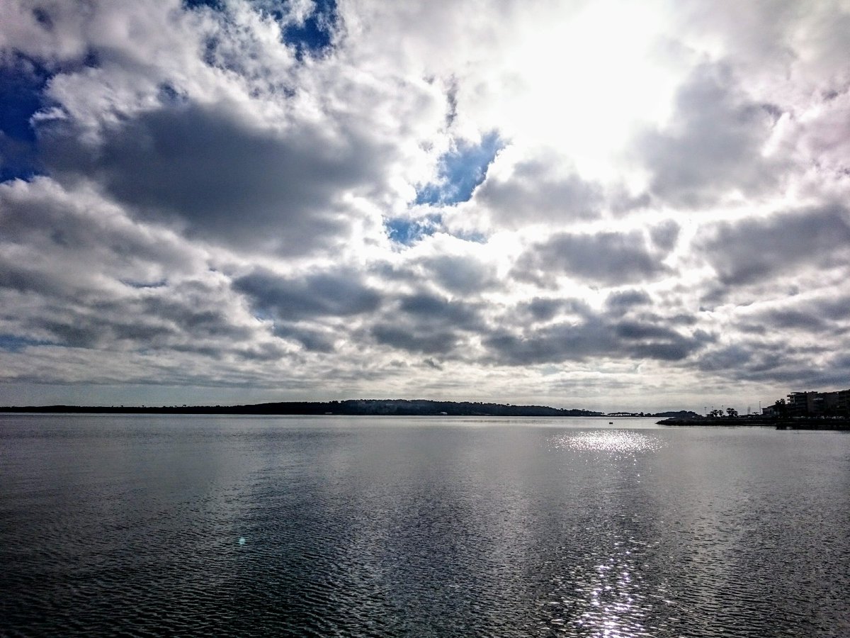 AlineBsr's tweet photo. Cannes, le 29/01/2018.
☁ 🌊 
#cloudtwitter 
#cotedazurnow 
#CotedAzurFrance 
#mediterranee https://t.co/kXKFpBkTsv