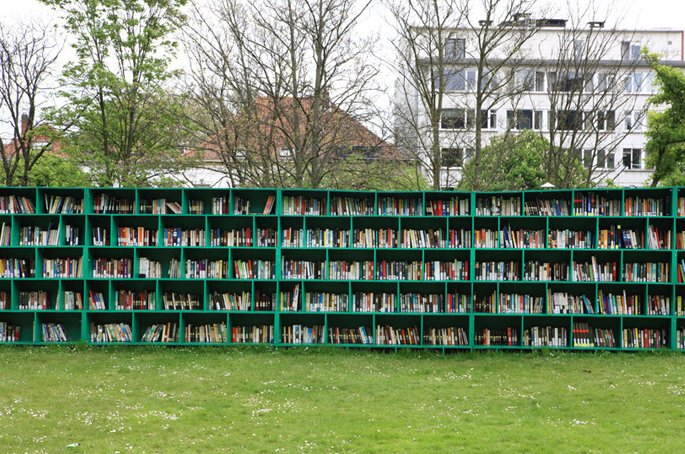 BULilleDG's tweet photo. Envie d'une #bibliothèque en pleine nature ? Optez pour le #Bookyard, placé dans un jardin, entouré d’arbres et de vignes ! (en photos, le Bookyard de Massimo Bartolini, en Belgique, 2012) https://t.co/6ACaVA4Uin