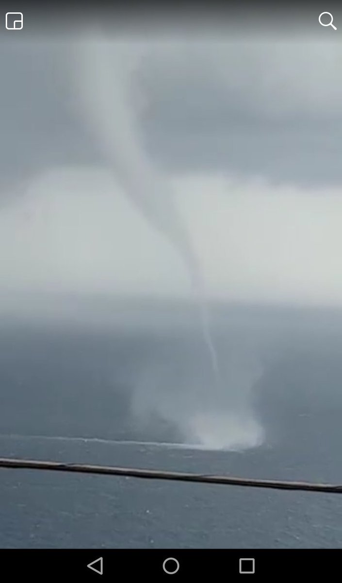 🚨Una tromba de agua se hace ver en las costas de La Palma. PRECAUCIÓN en las costas.🚨