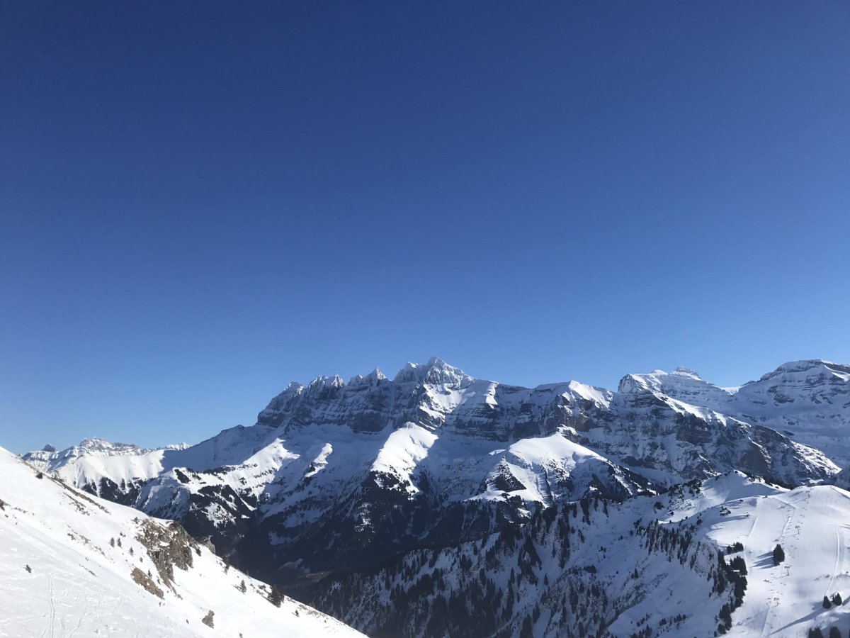 Chatel_ski's tweet photo. Absolutely gorgeous day today. A perfect time to see this beautiful mountain range - le Dent du Midi. Tomorrow the weather is looking to be the same so come over to the Swiss side to witness this beautiful view. #blueskies #outrangeous #perfect #lifeisgood https://t.co/ofyRXy9uWN