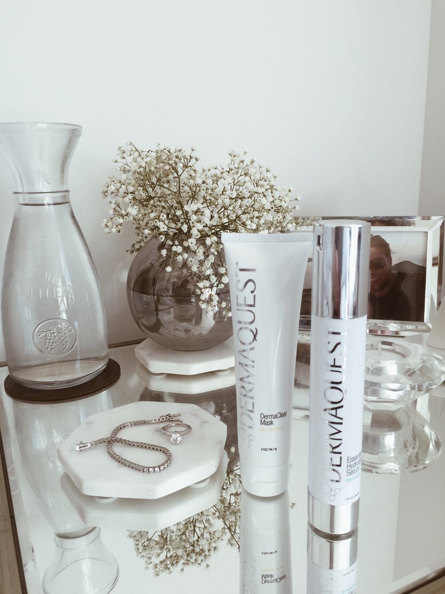 _NYC_Woman's tweet photo. Today on https://t.co/hnRRY1hN6x I'm sharing my skincare products that stood the test of time in 2017 https://t.co/kyLzc0lPxN #skincare #skincareroutine @FemaleBloggerRT https://t.co/tqds1ZzX5f