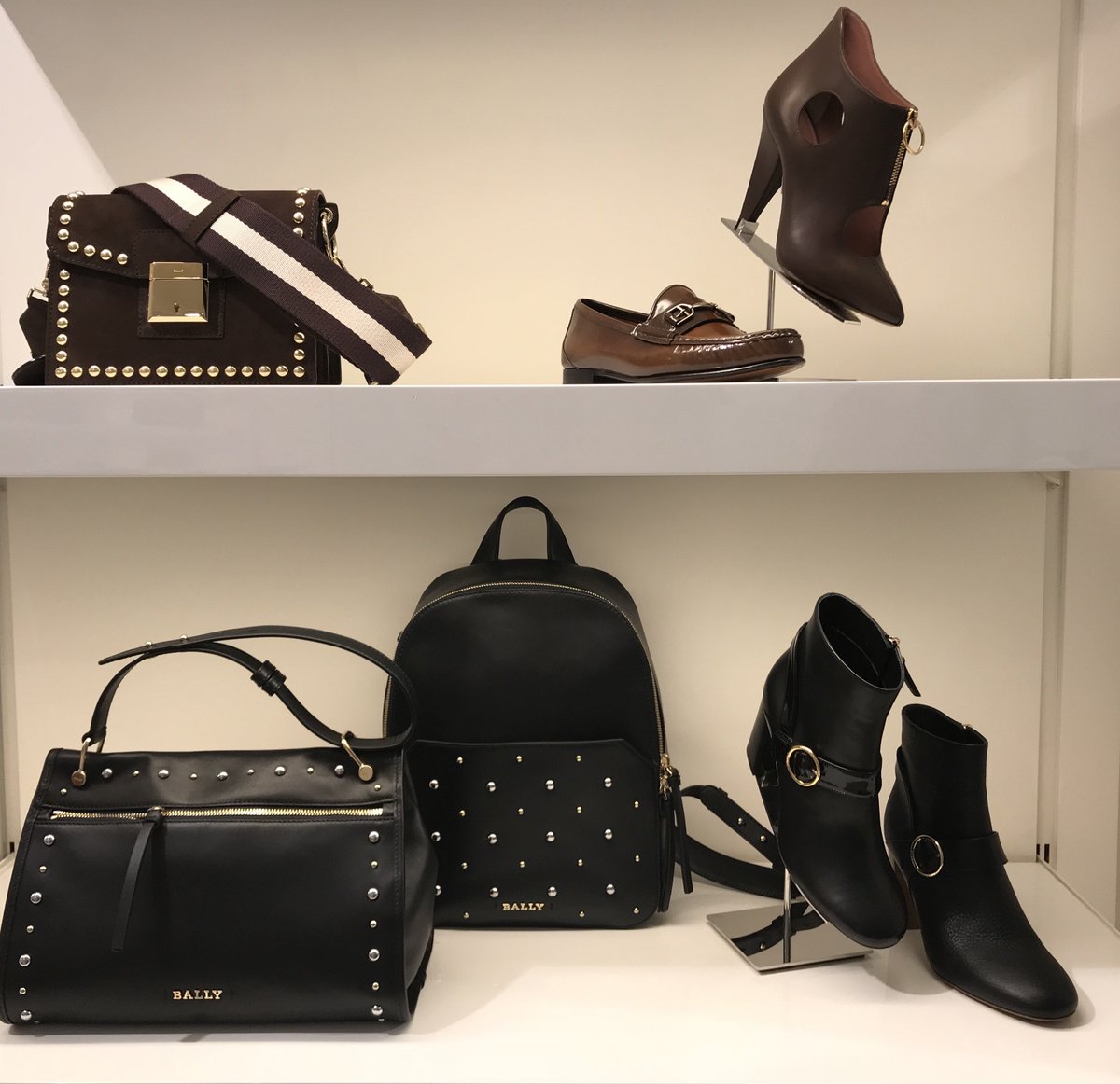 FoxTownOutlet's tweet photo. Tanti accessori dallo stile e dalla qualità inconfondibili #bally https://t.co/1mYvcTF8lB