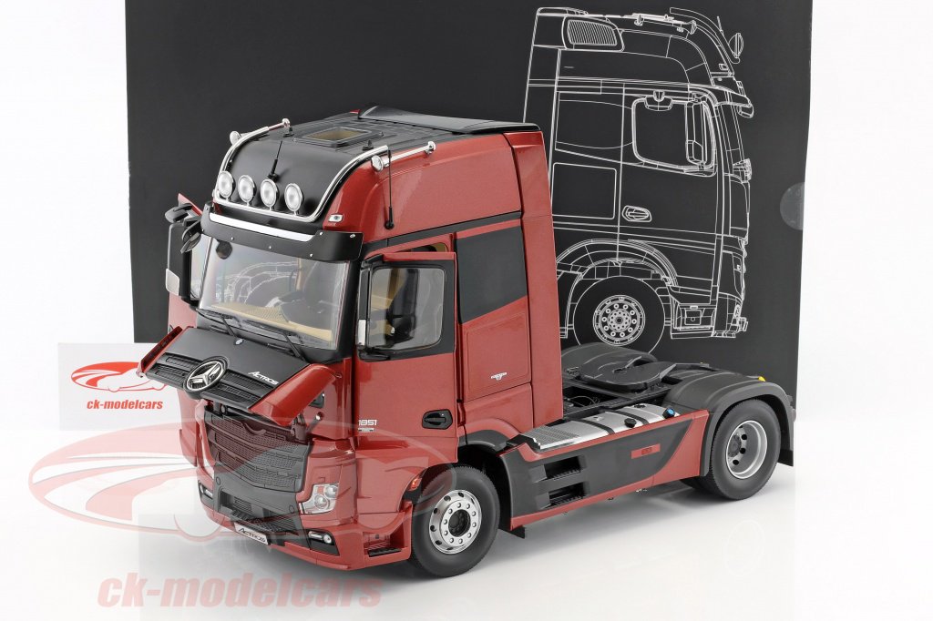 CkModelcars's tweet photo. #MercedesBenz #Actros 2 #GigaSpace 4x2 #FH25 #Sattelzugmaschine #SZM #modelcars #modellautos scale 1:18 #diecast by #NZG https://t.co/ymiA3YkTrG https://t.co/G5umQ8vZOd