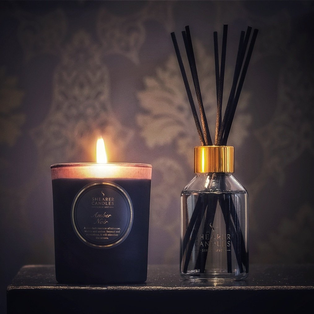 ShearerCandles's tweet photo. Beat the #MondayBlues this evening with the sensual and mysterious scent of Amber Noir; the dark essence of tuberose, violets and amber.
#MondayBlues #ShearerCandles #ScentedCandle #AmberNoir #Diffuser #Hygge #WinterScent #Winter #MondayNightIn #CosyNightIn https://t.co/l7jDgG95Oo