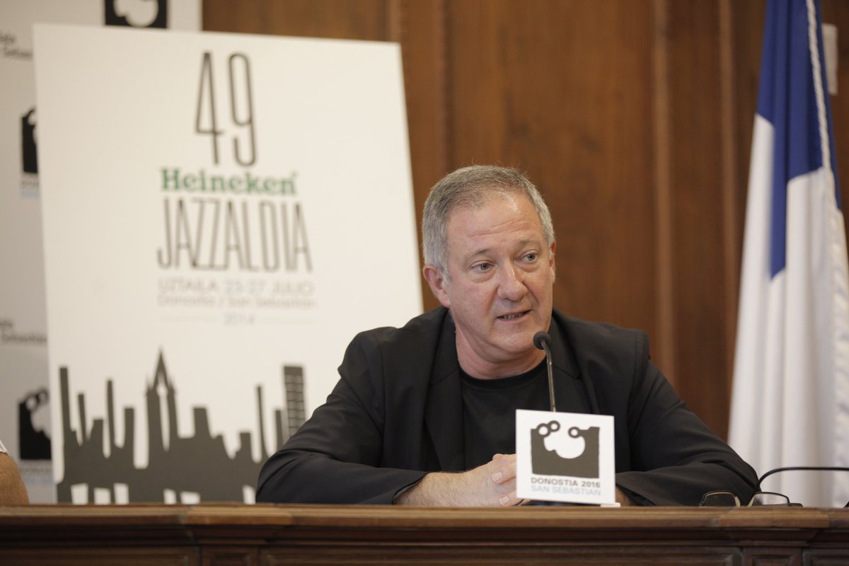 jazzaldia's tweet photo. Miguel Martín, director del Heineken #jazzaldia, recibirá la Medalla de Oro al Mérito en las Bellas Artes en una ceremonia en Málaga el 6 de febrero. Otros galardonados son Ricardo Darín, @_josecoronado_  , @GloriaEstefan , @rafaelamargo, @PSubijana y "Tomatito". https://t.co/dg1Hdd3ycW