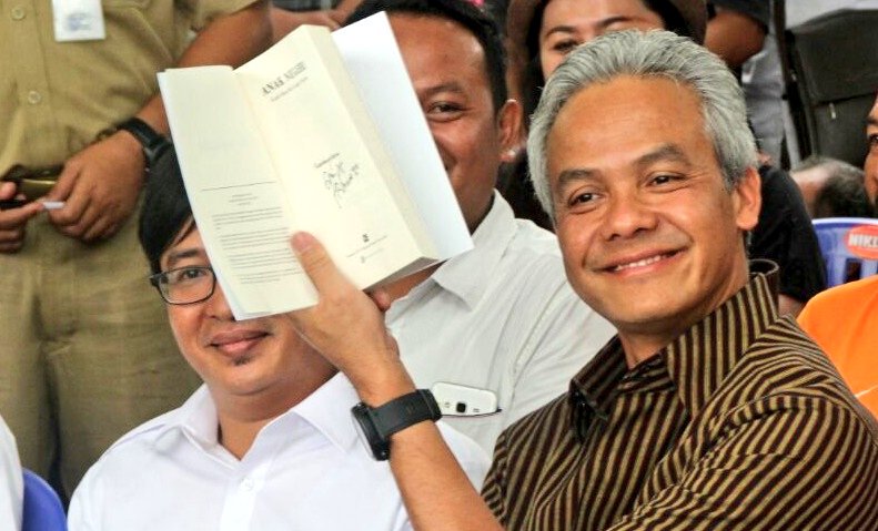 humasjateng's tweet photo. "Semoga buku yang mengisahkan masa kecil Gubernur @ganjarpranowo ini bisa menginspirasi generasi muda. 

Meski lahir dari keluarga sederhana, yang pas-pasan, namun dengan kemauan dan kerja keras mampu menjadi seorang gubernur".

~Gatotkoco Suroso~
Penulis buku Anak Negeri https://t.co/m9qC2v8jz9