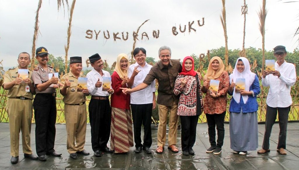 humasjateng's tweet photo. "Semoga buku yang mengisahkan masa kecil Gubernur @ganjarpranowo ini bisa menginspirasi generasi muda. 

Meski lahir dari keluarga sederhana, yang pas-pasan, namun dengan kemauan dan kerja keras mampu menjadi seorang gubernur".

~Gatotkoco Suroso~
Penulis buku Anak Negeri https://t.co/m9qC2v8jz9