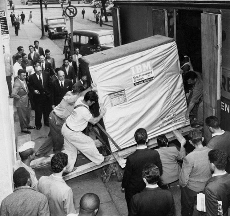 demontweek's tweet photo. This is 5MB (MB not GB) of IBM storage in 1956 @mrncallen Bif of storage there @mrncallen https://t.co/OZKgWuXNyD