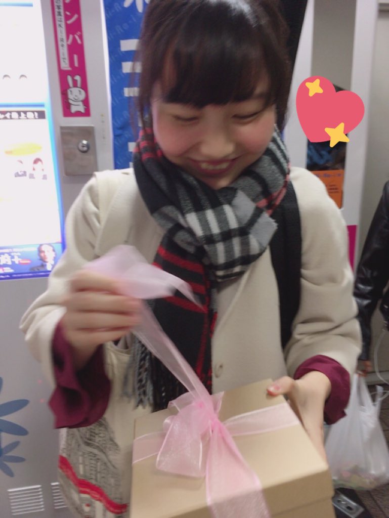 Frog_osem2's tweet photo. 本日1月29日はうちの可愛いベースもねのお誕生日😆❤️🎉
先週のライブ終わりに少し早めのお祝い、ロッカーサプライズをしました〜！
成功してよかった🎁おめでとう🎈
 #サプライズと愉快な仲間達 https://t.co/rC2fcTBEuI