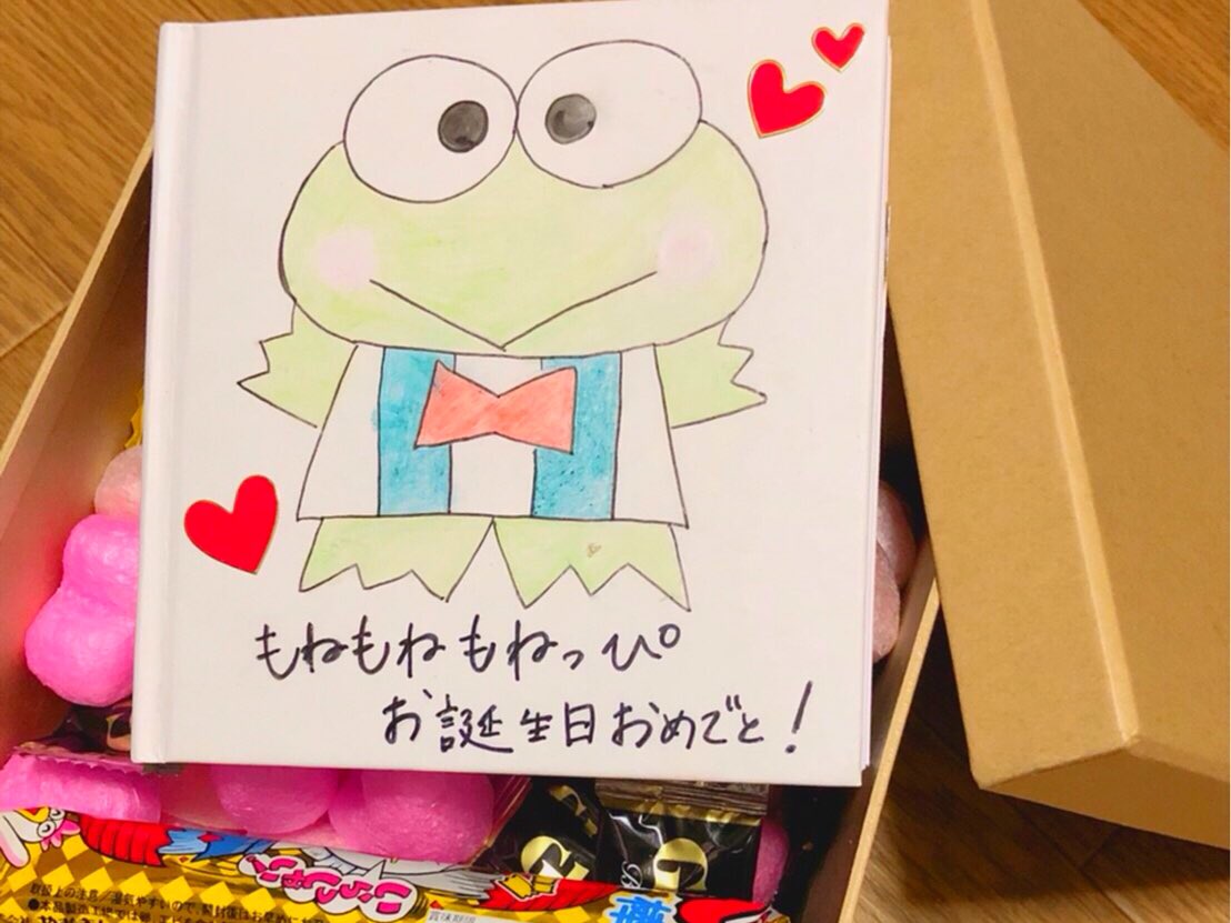 Frog_osem2's tweet photo. 本日1月29日はうちの可愛いベースもねのお誕生日😆❤️🎉
先週のライブ終わりに少し早めのお祝い、ロッカーサプライズをしました〜！
成功してよかった🎁おめでとう🎈
 #サプライズと愉快な仲間達 https://t.co/rC2fcTBEuI