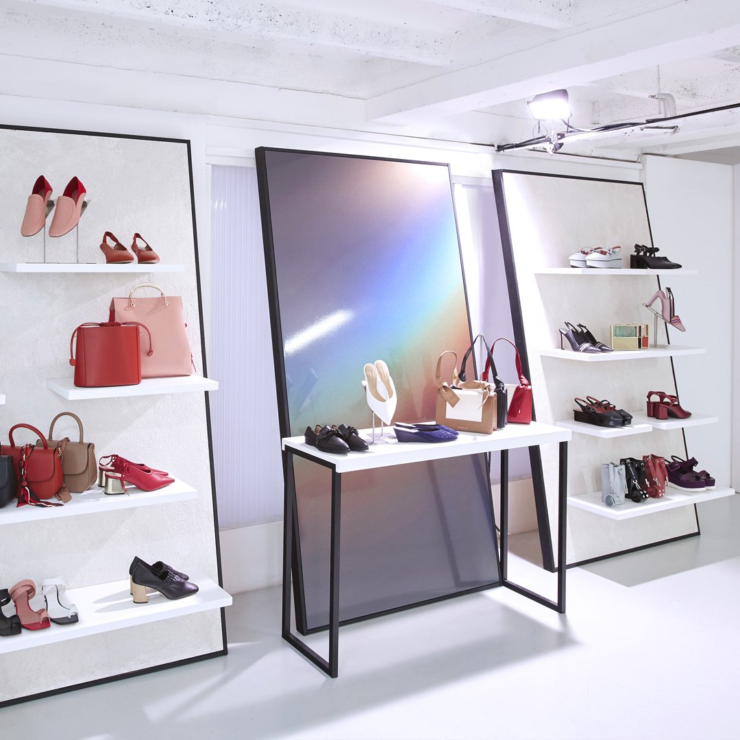 Prop_Studios's tweet photo. Purposefully cool, contemporary interiors for Charles & Keith SS18 press launch by @FormRoom #CharlesandKeith #accessories #vmdisplay #iridescent #London #popup #retaildesign #fashion https://t.co/VBbz8RvlVC