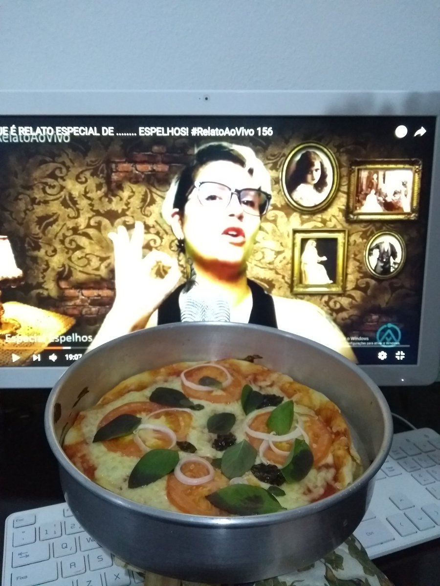 RhaGatti's tweet photo. @AssombradoBlog #JornalAssombrado A Ana aprovou a pizza de Margherita. Estava uma delícia. https://t.co/fw7MweFEb8